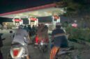 MALAM: Antrean panjang pengendara sepeda motor mengular di SPBU Pakamban, Kecamatan Pragaan, Kabupaten Sumenep (Doc. Seputar Jatim)