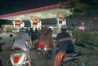MALAM: Antrean panjang pengendara sepeda motor mengular di SPBU Pakamban, Kecamatan Pragaan, Kabupaten Sumenep (Doc. Seputar Jatim)