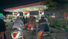 MALAM: Antrean panjang pengendara sepeda motor mengular di SPBU Pakamban, Kecamatan Pragaan, Kabupaten Sumenep (Doc. Seputar Jatim)