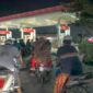 MALAM: Antrean panjang pengendara sepeda motor mengular di SPBU Pakamban, Kecamatan Pragaan, Kabupaten Sumenep (Doc. Seputar Jatim)