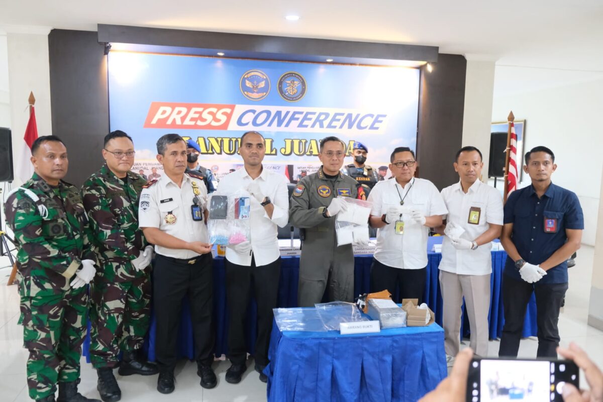 BERJEJER: Konferensi pers Bea Cukai Juanda, Kantor Wilayah Bea Cukai Jawa Timur I, dan Satgaspam Lanudal Juanda usai menggagalkan upaya penyelundupan 990 gram sabu dan 1.089 butir ekstasi yang diduga dibawa kurir jaringan narkotika internasional melalui Bandara Internasional Juanda (Doc. Seputar Jatim)