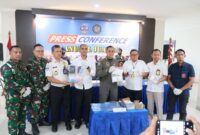 BERJEJER: Konferensi pers Bea Cukai Juanda, Kantor Wilayah Bea Cukai Jawa Timur I, dan Satgaspam Lanudal Juanda usai menggagalkan upaya penyelundupan 990 gram sabu dan 1.089 butir ekstasi yang diduga dibawa kurir jaringan narkotika internasional melalui Bandara Internasional Juanda (Doc. Seputar Jatim)