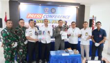 BERJEJER: Konferensi pers Bea Cukai Juanda, Kantor Wilayah Bea Cukai Jawa Timur I, dan Satgaspam Lanudal Juanda usai menggagalkan upaya penyelundupan 990 gram sabu dan 1.089 butir ekstasi yang diduga dibawa kurir jaringan narkotika internasional melalui Bandara Internasional Juanda (Doc. Seputar Jatim)