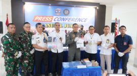 BERJEJER: Konferensi pers Bea Cukai Juanda, Kantor Wilayah Bea Cukai Jawa Timur I, dan Satgaspam Lanudal Juanda usai menggagalkan upaya penyelundupan 990 gram sabu dan 1.089 butir ekstasi yang diduga dibawa kurir jaringan narkotika internasional melalui Bandara Internasional Juanda (Doc. Seputar Jatim)