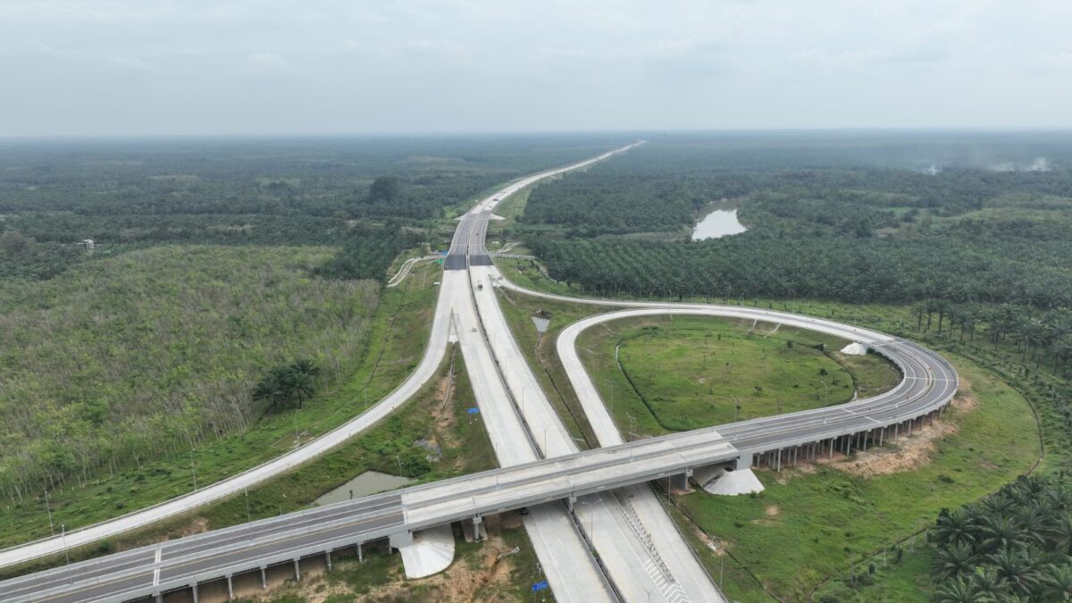 CERAH: Tampak udara ruas Tol Binjai–Langsa di Sumatera Utara. PT Hutama Karya akan memberlakukan uji coba contraflow di KM 55, kawasan Jembatan Batang Serangan, mulai 6–12 Agustus 2026 sebagai bagian dari persiapan pekerjaan pemeliharaan oprit jembatan demi menjaga keamanan, keselamatan, dan kelancaran lalu lintas (Dok. Hutama Karya)