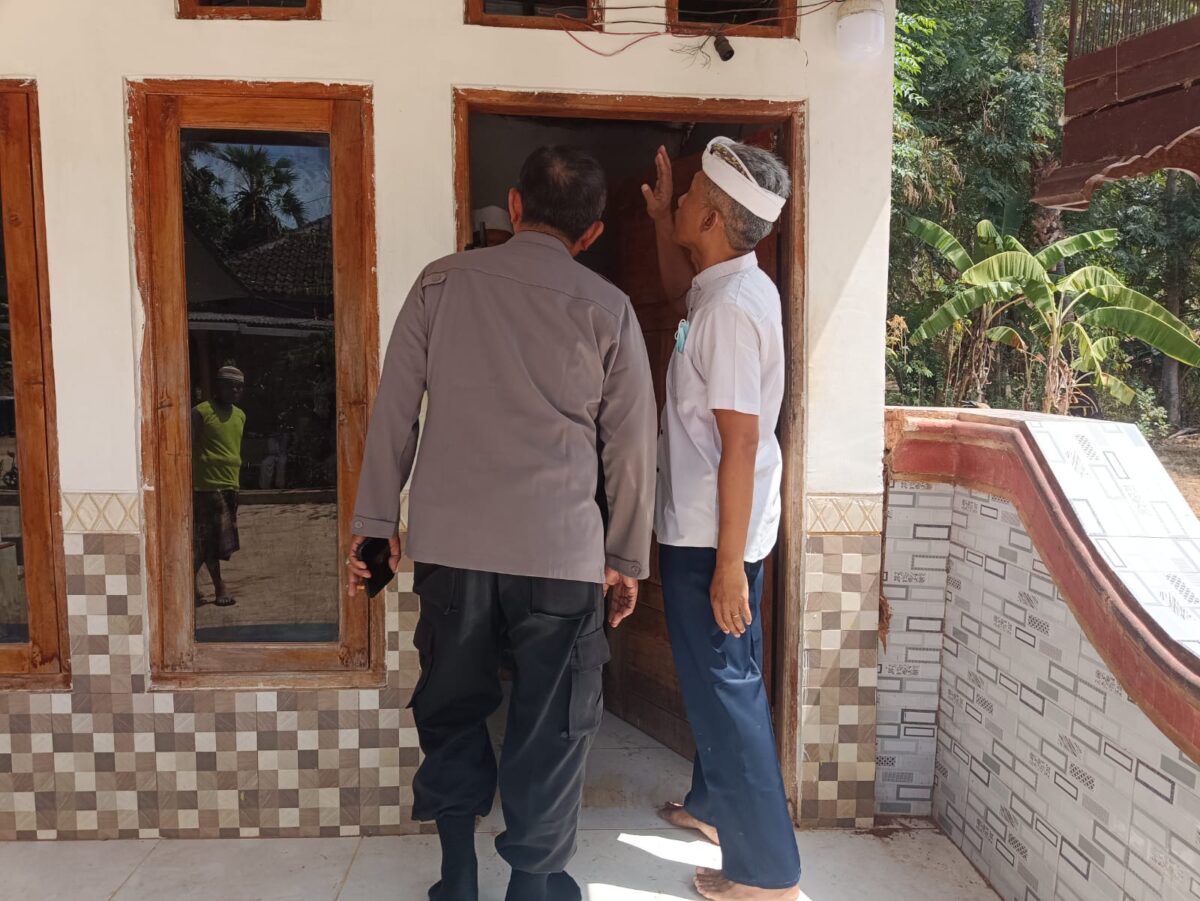 TKP: Polisi saat melakukan pengecekan lokasi dan berkoordinasi dengan pihak terkait untuk penanganan lebih lanjut (Dok. Humas Polres Sumenep)
