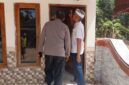 TKP: Polisi saat melakukan pengecekan lokasi dan berkoordinasi dengan pihak terkait untuk penanganan lebih lanjut (Dok. Humas Polres Sumenep)