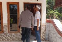 TKP: Polisi saat melakukan pengecekan lokasi dan berkoordinasi dengan pihak terkait untuk penanganan lebih lanjut (Dok. Humas Polres Sumenep)