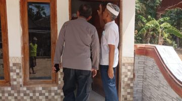 TKP: Polisi saat melakukan pengecekan lokasi dan berkoordinasi dengan pihak terkait untuk penanganan lebih lanjut (Dok. Humas Polres Sumenep)
