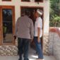 TKP: Polisi saat melakukan pengecekan lokasi dan berkoordinasi dengan pihak terkait untuk penanganan lebih lanjut (Dok. Humas Polres Sumenep)