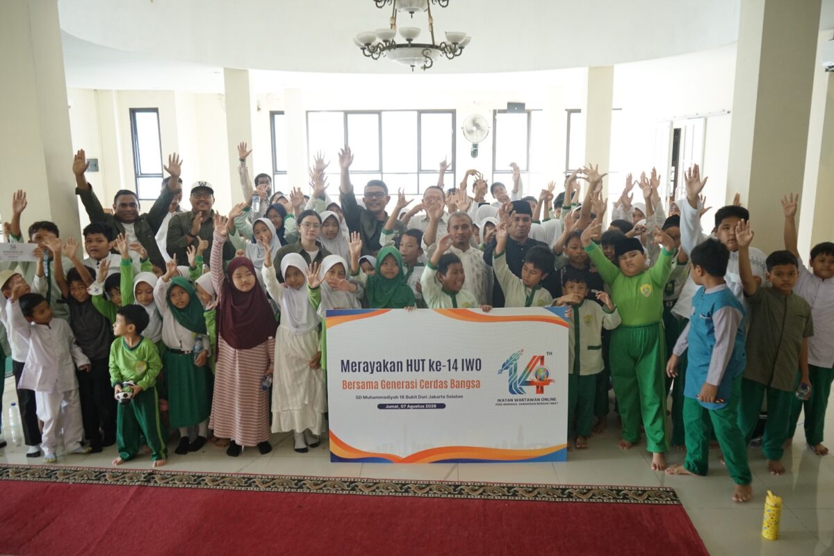 BERSEMANGAT: Pengurus PP IWO bersama para siswa dan guru SD Muhammadiyah 16, Jakarta Selatan, saat memperingati HUT ke-14 IWO melalui kegiatan berbagi kebahagiaan dan pendidikan (Dok. Seputar Jatim)