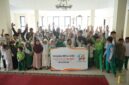 BERSEMANGAT: Pengurus PP IWO bersama para siswa dan guru SD Muhammadiyah 16, Jakarta Selatan, saat memperingati HUT ke-14 IWO melalui kegiatan berbagi kebahagiaan dan pendidikan (Dok. Seputar Jatim)