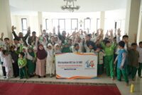 BERSEMANGAT: Pengurus PP IWO bersama para siswa dan guru SD Muhammadiyah 16, Jakarta Selatan, saat memperingati HUT ke-14 IWO melalui kegiatan berbagi kebahagiaan dan pendidikan (Dok. Seputar Jatim)
