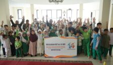 BERSEMANGAT: Pengurus PP IWO bersama para siswa dan guru SD Muhammadiyah 16, Jakarta Selatan, saat memperingati HUT ke-14 IWO melalui kegiatan berbagi kebahagiaan dan pendidikan (Dok. Seputar Jatim)