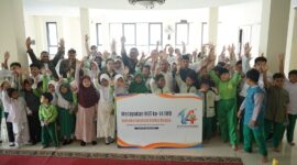 BERSEMANGAT: Pengurus PP IWO bersama para siswa dan guru SD Muhammadiyah 16, Jakarta Selatan, saat memperingati HUT ke-14 IWO melalui kegiatan berbagi kebahagiaan dan pendidikan (Dok. Seputar Jatim)