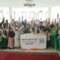 BERSEMANGAT: Pengurus PP IWO bersama para siswa dan guru SD Muhammadiyah 16, Jakarta Selatan, saat memperingati HUT ke-14 IWO melalui kegiatan berbagi kebahagiaan dan pendidikan (Dok. Seputar Jatim)