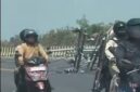 BERBAHAYA: Sejumlah pengendara melintas di lokasi ambruknya tiang listrik di ruas jalan setelah Jembatan Manyar menuju kawasan JIIPE, Gresik (Dok. Seputar Jatim)