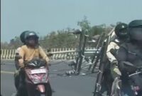 BERBAHAYA: Sejumlah pengendara melintas di lokasi ambruknya tiang listrik di ruas jalan setelah Jembatan Manyar menuju kawasan JIIPE, Gresik (Dok. Seputar Jatim)