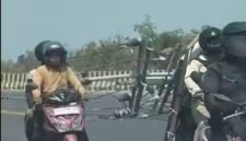 BERBAHAYA: Sejumlah pengendara melintas di lokasi ambruknya tiang listrik di ruas jalan setelah Jembatan Manyar menuju kawasan JIIPE, Gresik (Dok. Seputar Jatim)