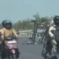 BERBAHAYA: Sejumlah pengendara melintas di lokasi ambruknya tiang listrik di ruas jalan setelah Jembatan Manyar menuju kawasan JIIPE, Gresik (Dok. Seputar Jatim)