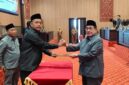 BERSALAMAN: 
Wakil Bupati Sumenep KH. Imam Hasyim (kanan) bersama Ketua DPRD Sumenep, Zainal Arifin (kiri) saat penandatanganan Nota Kesepakatan Perubahan KUA dan PPAS Tahun Anggaran 2026 dalam rapat paripurna (Dok. Seputar Jatim)