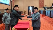 BERSALAMAN:
Wakil Bupati Sumenep KH. Imam Hasyim (kanan) bersama Ketua DPRD Sumenep, Zainal Arifin (kiri) saat penandatanganan Nota Kesepakatan Perubahan KUA dan PPAS Tahun Anggaran 2026 dalam rapat paripurna (Dok. Seputar Jatim)