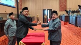 BERSALAMAN: 
Wakil Bupati Sumenep KH. Imam Hasyim (kanan) bersama Ketua DPRD Sumenep, Zainal Arifin (kiri) saat penandatanganan Nota Kesepakatan Perubahan KUA dan PPAS Tahun Anggaran 2026 dalam rapat paripurna (Dok. Seputar Jatim)