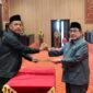BERSALAMAN: 
Wakil Bupati Sumenep KH. Imam Hasyim (kanan) bersama Ketua DPRD Sumenep, Zainal Arifin (kiri) saat penandatanganan Nota Kesepakatan Perubahan KUA dan PPAS Tahun Anggaran 2026 dalam rapat paripurna (Dok. Seputar Jatim)