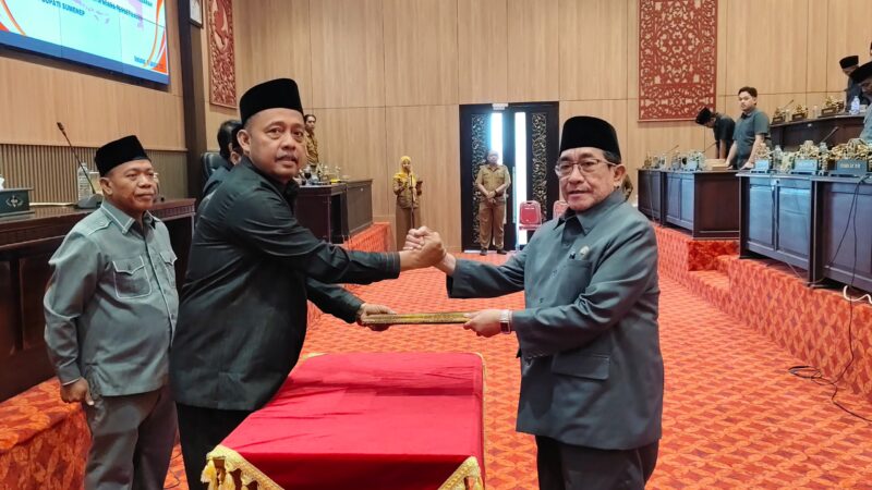 BERSALAMAN:
Wakil Bupati Sumenep KH. Imam Hasyim (kanan) bersama Ketua DPRD Sumenep, Zainal Arifin (kiri) saat penandatanganan Nota Kesepakatan Perubahan KUA dan PPAS Tahun Anggaran 2026 dalam rapat paripurna (Dok. Seputar Jatim)