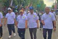 JALAN: Wakil Bupati Sumenep, Imam Hasyim (kiri) bersama Direktur Utama BPRS Bhakti Sumekar, Hairil Fajar (kanan) dan sejumlah karyawan BPRS saat mengikuti JJS dalam rangka HUT ke-81 Kemerdekaan RI (Dok. Seputar Jatim)