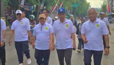 JALAN: Wakil Bupati Sumenep, Imam Hasyim (kiri) bersama Direktur Utama BPRS Bhakti Sumekar, Hairil Fajar (kanan) dan sejumlah karyawan BPRS saat mengikuti JJS dalam rangka HUT ke-81 Kemerdekaan RI (Dok. Seputar Jatim)