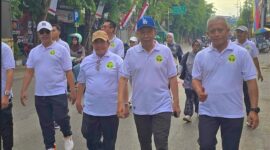 JALAN: Wakil Bupati Sumenep, Imam Hasyim (kiri) bersama Direktur Utama BPRS Bhakti Sumekar, Hairil Fajar (kanan) dan sejumlah karyawan BPRS saat mengikuti JJS dalam rangka HUT ke-81 Kemerdekaan RI (Dok. Seputar Jatim)
