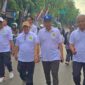 JALAN: Wakil Bupati Sumenep, Imam Hasyim (kiri) bersama Direktur Utama BPRS Bhakti Sumekar, Hairil Fajar (kanan) dan sejumlah karyawan BPRS saat mengikuti JJS dalam rangka HUT ke-81 Kemerdekaan RI (Dok. Seputar Jatim)