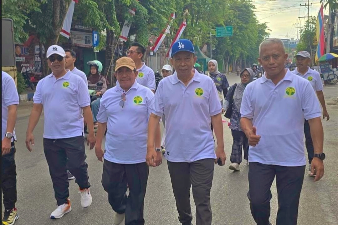 JALAN: Wakil Bupati Sumenep, Imam Hasyim (kiri) bersama Direktur Utama BPRS Bhakti Sumekar, Hairil Fajar (kanan) dan sejumlah karyawan BPRS saat mengikuti JJS dalam rangka HUT ke-81 Kemerdekaan RI (Dok. Seputar Jatim)