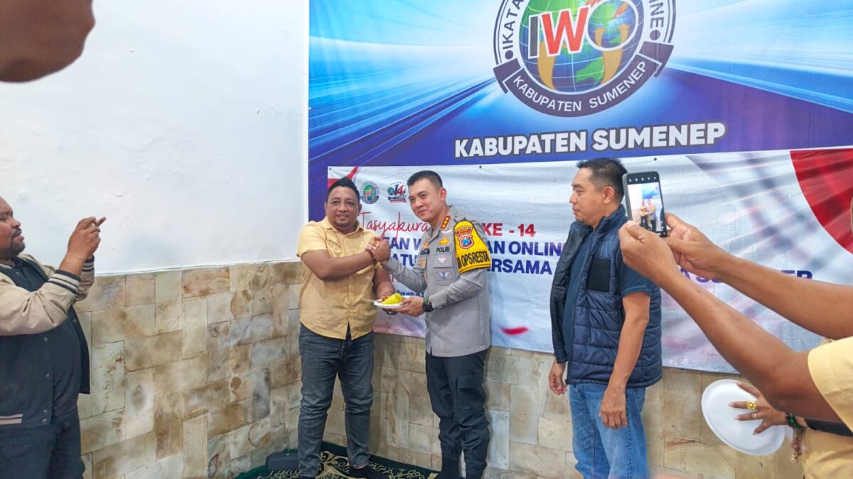 BERSINERGI: Ketua IWO Kabupaten Sumenep, Imam Musta'in Ramli, bersama Kapolresta Sumenep Kombes Pol Ariek Indra Sentanu saat merayakan syukuran HUT ke-14 IWO. Keduanya turut memperkuat silaturahmi dan sinergi antara insan pers dan kepolisian (Mufti Che - Seputar Jatim)