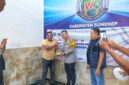 BERSINERGI: Ketua IWO Kabupaten Sumenep, Imam Musta'in Ramli, bersama Kapolresta Sumenep Kombes Pol Ariek Indra Sentanu saat merayakan syukuran HUT ke-14 IWO. Keduanya turut memperkuat silaturahmi dan sinergi antara insan pers dan kepolisian (Mufti Che - Seputar Jatim)