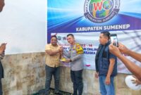 BERSINERGI: Ketua IWO Kabupaten Sumenep, Imam Musta'in Ramli, bersama Kapolresta Sumenep Kombes Pol Ariek Indra Sentanu saat merayakan syukuran HUT ke-14 IWO. Keduanya turut memperkuat silaturahmi dan sinergi antara insan pers dan kepolisian (Mufti Che - Seputar Jatim)