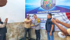 BERSINERGI: Ketua IWO Kabupaten Sumenep, Imam Musta'in Ramli, bersama Kapolresta Sumenep Kombes Pol Ariek Indra Sentanu saat merayakan syukuran HUT ke-14 IWO. Keduanya turut memperkuat silaturahmi dan sinergi antara insan pers dan kepolisian (Mufti Che - Seputar Jatim)