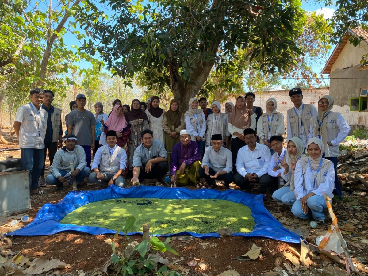KOMPAK: Mahasiswa KKN Kolaboratif bersama perangkat desa, warga, dan peternak berfoto di depan kolam percontohan budidaya Azolla di Desa Gapurana, Kecamatan Talango, Sumenep (Dok. Seputar Jatim)