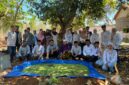 KOMPAK: Mahasiswa KKN Kolaboratif bersama perangkat desa, warga, dan peternak berfoto di depan kolam percontohan budidaya Azolla di Desa Gapurana, Kecamatan Talango, Sumenep (Dok. Seputar Jatim)