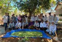 KOMPAK: Mahasiswa KKN Kolaboratif bersama perangkat desa, warga, dan peternak berfoto di depan kolam percontohan budidaya Azolla di Desa Gapurana, Kecamatan Talango, Sumenep (Dok. Seputar Jatim)