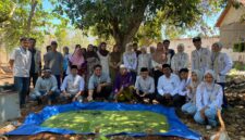 KOMPAK: Mahasiswa KKN Kolaboratif bersama perangkat desa, warga, dan peternak berfoto di depan kolam percontohan budidaya Azolla di Desa Gapurana, Kecamatan Talango, Sumenep (Dok. Seputar Jatim)