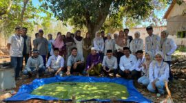 KOMPAK: Mahasiswa KKN Kolaboratif bersama perangkat desa, warga, dan peternak berfoto di depan kolam percontohan budidaya Azolla di Desa Gapurana, Kecamatan Talango, Sumenep (Dok. Seputar Jatim)