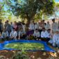 KOMPAK: Mahasiswa KKN Kolaboratif bersama perangkat desa, warga, dan peternak berfoto di depan kolam percontohan budidaya Azolla di Desa Gapurana, Kecamatan Talango, Sumenep (Dok. Seputar Jatim)