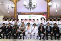 BERSEMANGAT: Bupati Sumenep, bersama jajaran Forkopimda dan anggota Paskibraka Kabupaten Sumenep 2026 berfoto bersama usai pengukuhan di Pendopo Agung Keraton Sumenep (Dok. Seputar Jatim)