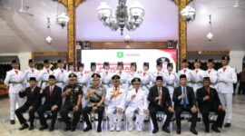 BERSEMANGAT: Bupati Sumenep, bersama jajaran Forkopimda dan anggota Paskibraka Kabupaten Sumenep 2026 berfoto bersama usai pengukuhan di Pendopo Agung Keraton Sumenep (Dok. Seputar Jatim)