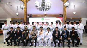 BERSEMANGAT: Bupati Sumenep, bersama jajaran Forkopimda dan anggota Paskibraka Kabupaten Sumenep 2026 berfoto bersama usai pengukuhan di Pendopo Agung Keraton Sumenep (Dok. Seputar Jatim)