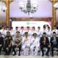 BERSEMANGAT: Bupati Sumenep, bersama jajaran Forkopimda dan anggota Paskibraka Kabupaten Sumenep 2026 berfoto bersama usai pengukuhan di Pendopo Agung Keraton Sumenep (Dok. Seputar Jatim)