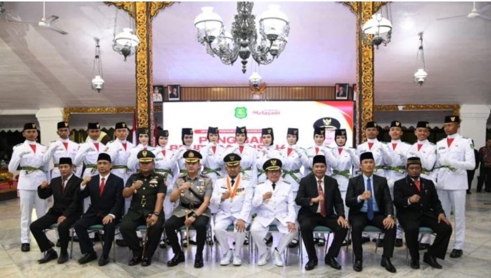 BERSEMANGAT: Bupati Sumenep, bersama jajaran Forkopimda dan anggota Paskibraka Kabupaten Sumenep 2026 berfoto bersama usai pengukuhan di Pendopo Agung Keraton Sumenep (Dok. Seputar Jatim)