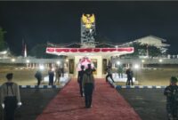 KHIDMAT: Upacara Apel Kehormatan dan Renungan Suci (AKRS) digelar di Taman Makam Pahlawan (TMP) Jokotole, Sumenep, menjelang peringatan HUT ke-81 Kemerdekaan Republik Indonesia (Dok. Seputar Jatim)